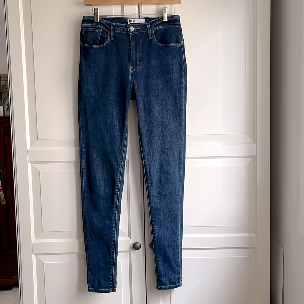Levi’s high rise dark skinny  jeans. W28 L30